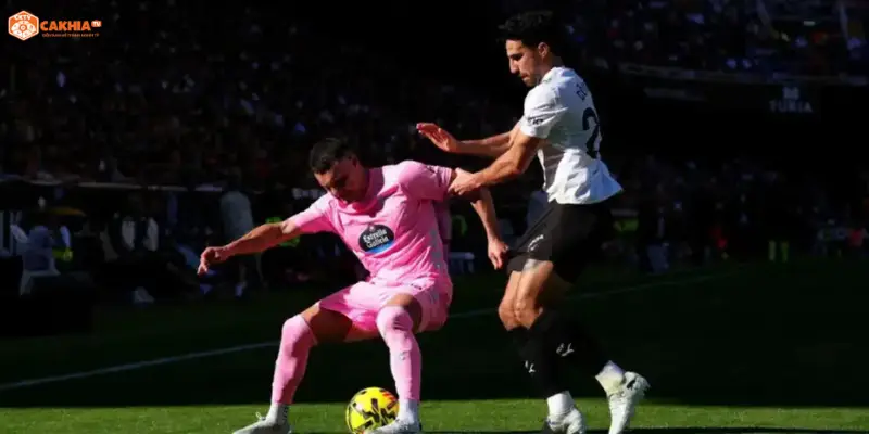 Các cầu thủ pressing quyết liệt trong trận Freiburg vs Celta de Vigo Europa League